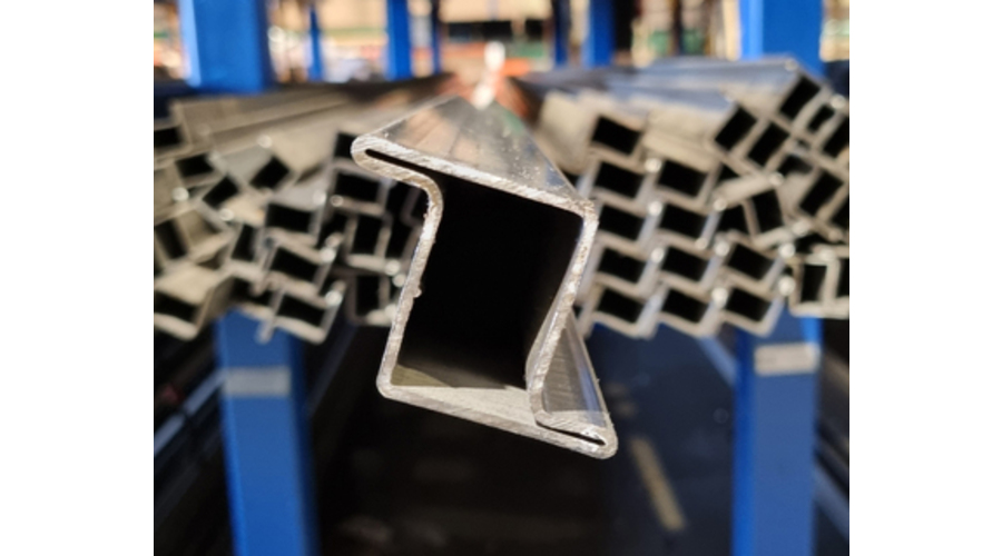 Tube serrurier à 2 ailettes en Z