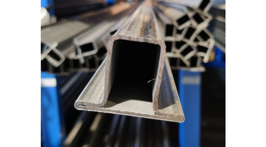 Tube serrurier à 2 ailettes en T